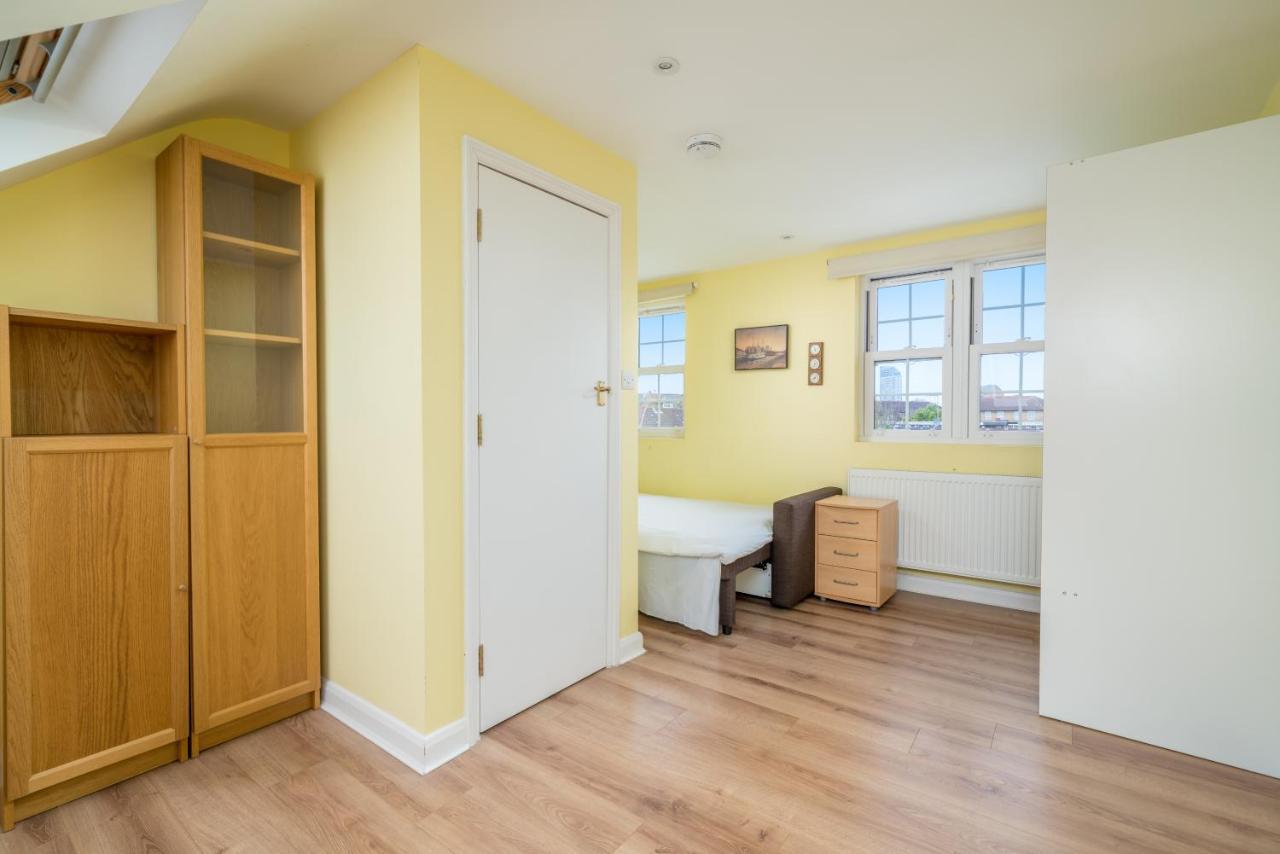Holiday home Elegant 3 Bedroom Retreat Minutes From Canary Wharf London