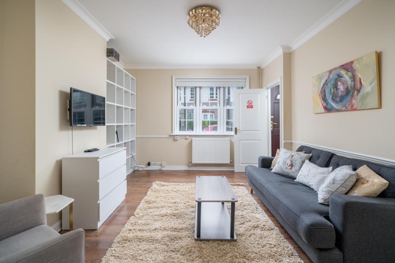 Elegant 3 Bedroom Retreat Minutes From Canary Wharf Holiday home London