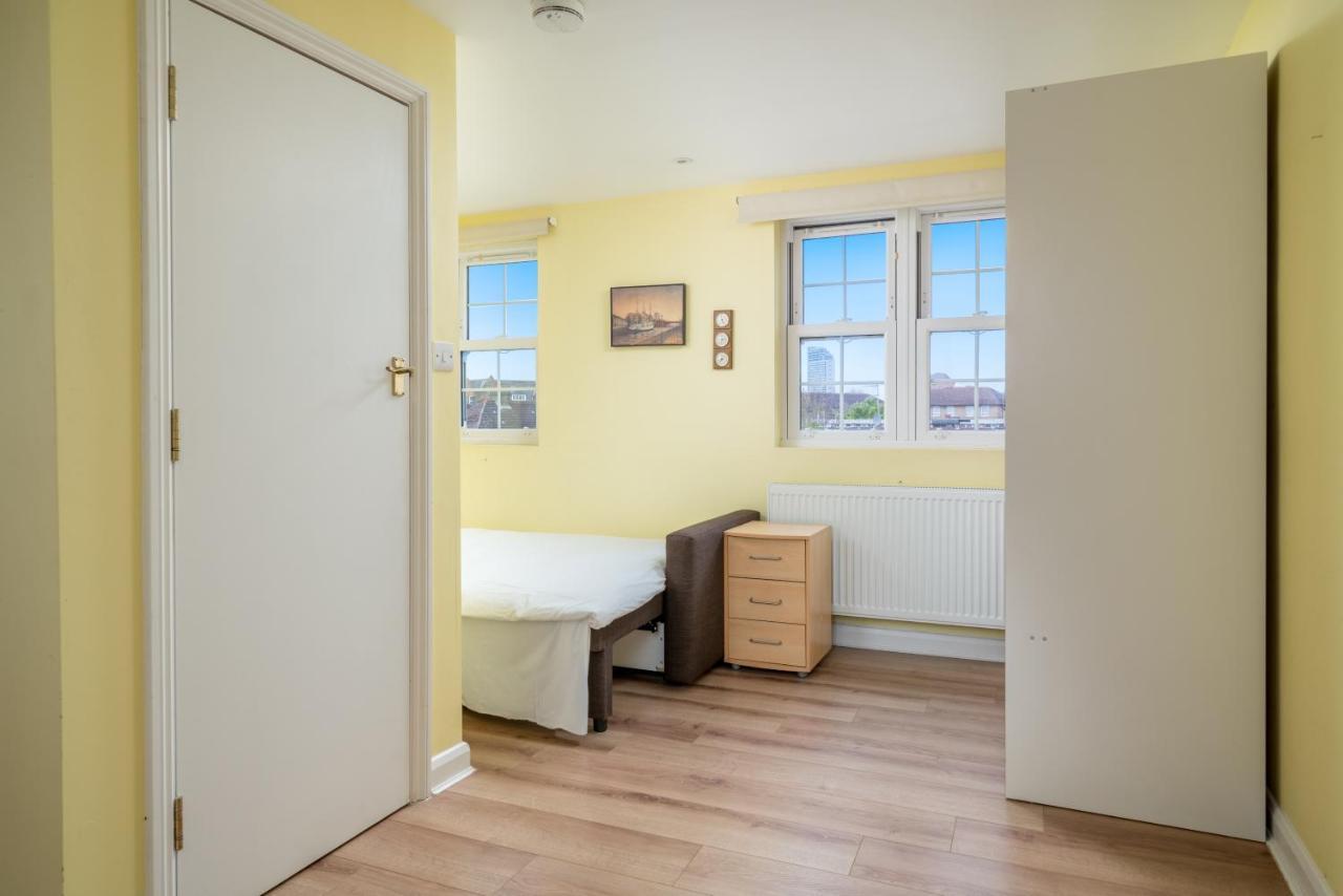 Elegant 3 Bedroom Retreat Minutes From Canary Wharf *