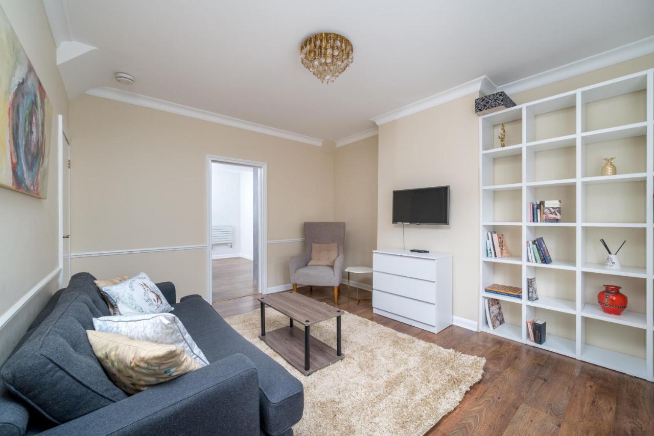 Elegant 3 Bedroom Retreat Minutes From Canary Wharf