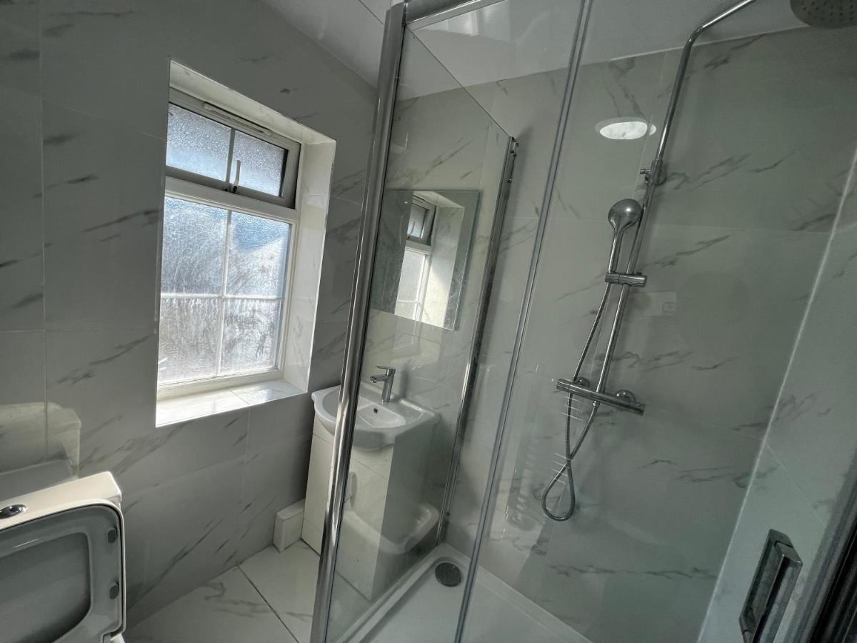 Good Priced Single In Sherperds Bush * London