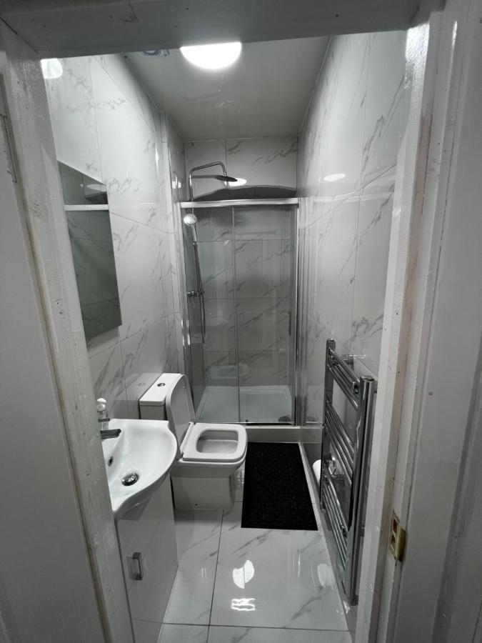 Good Priced Double In Sherperds Bush Guest house
