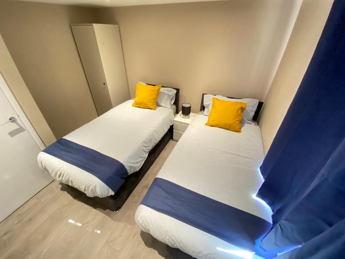 Stunning 1 Bedroom Flat In Wood Apartment *
