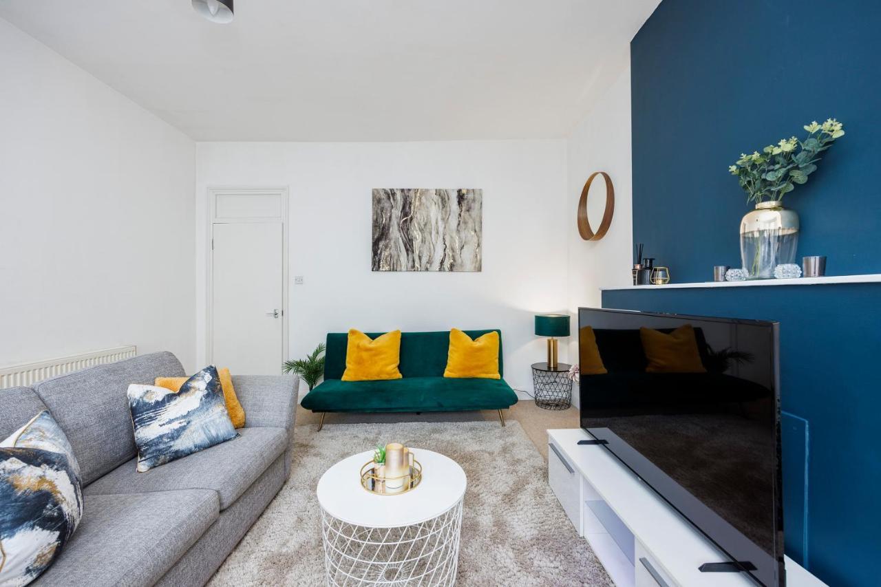 Stylish Opposite Westfields Apartment