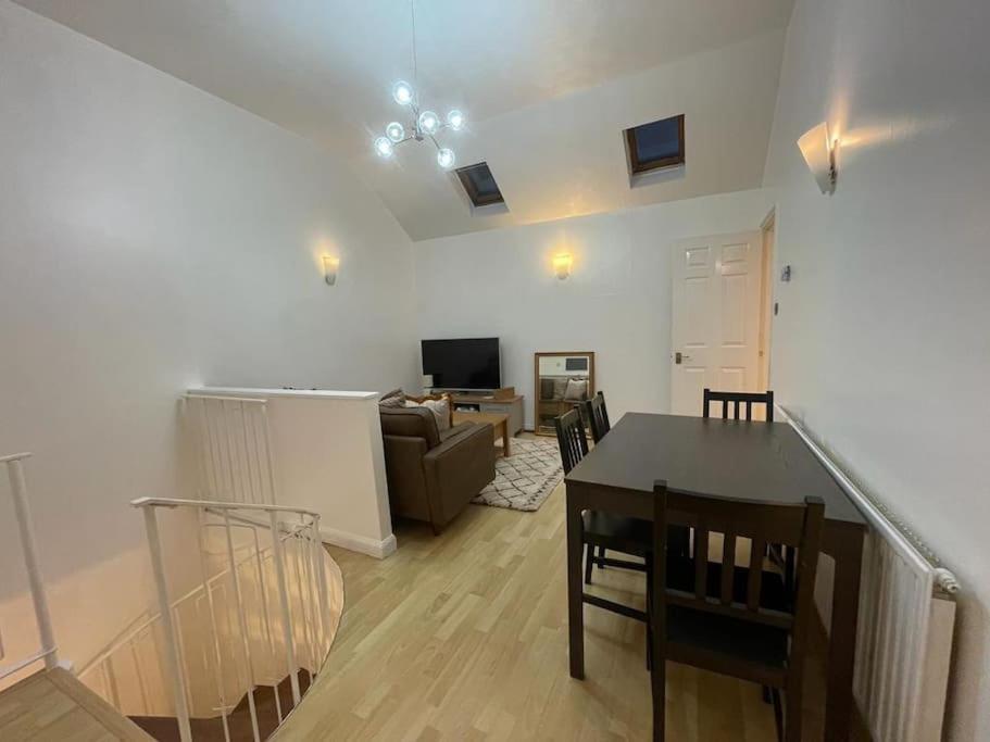 Beautiful 2 Bedroom Flat In London! Near Excel O2 Arena And Central! With Garden *