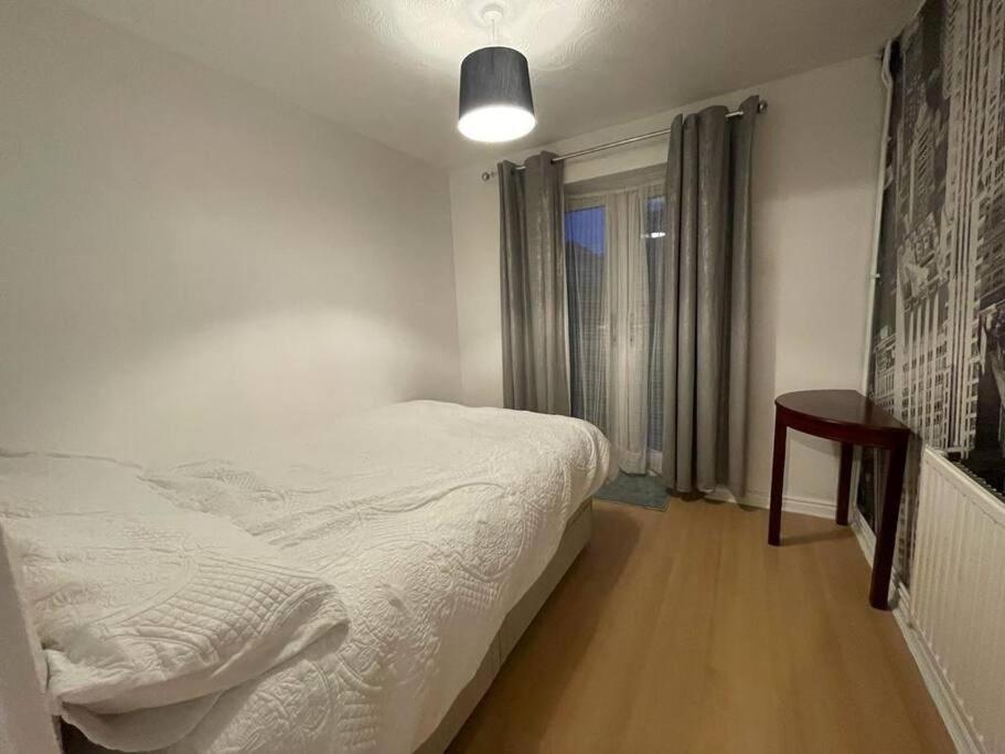 Beautiful 2 Bedroom Flat In London! Near Excel O2 Arena And Central! With Garden Apartment *