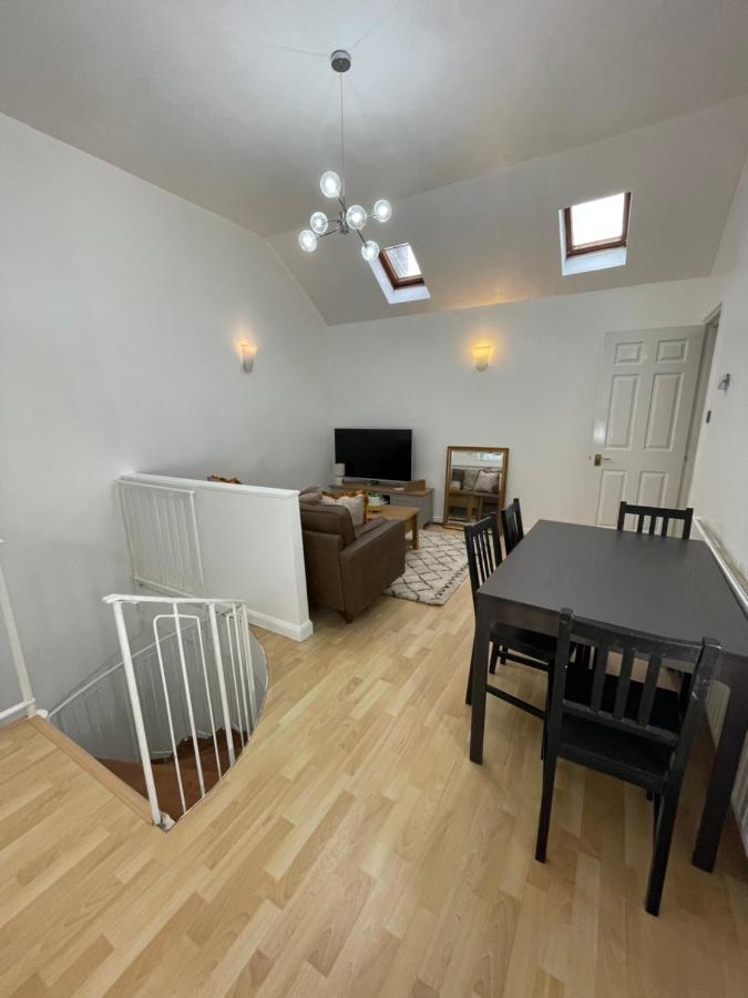 Beautiful 2 Bedroom Flat In London! Near Excel O2 Arena And Central! With Garden Apartment London