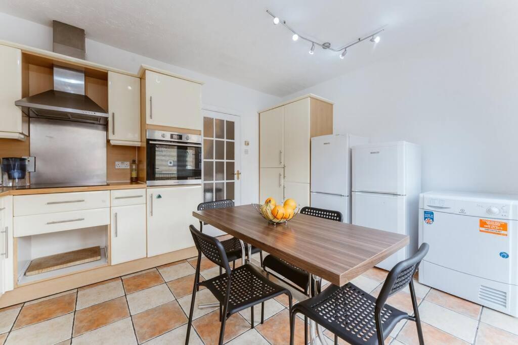 Apartment Up To 4 People, In A Share House Next To Bridge