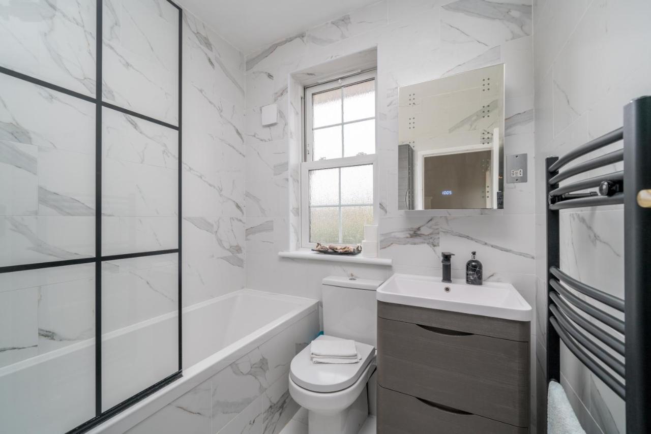 Elegant 3 Bedroom Retreat Minutes From Canary Wharf Holiday home