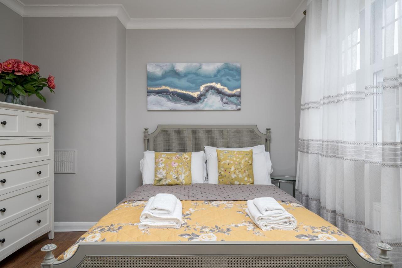 Elegant 3 Bedroom Retreat Minutes From Canary Wharf Holiday home London