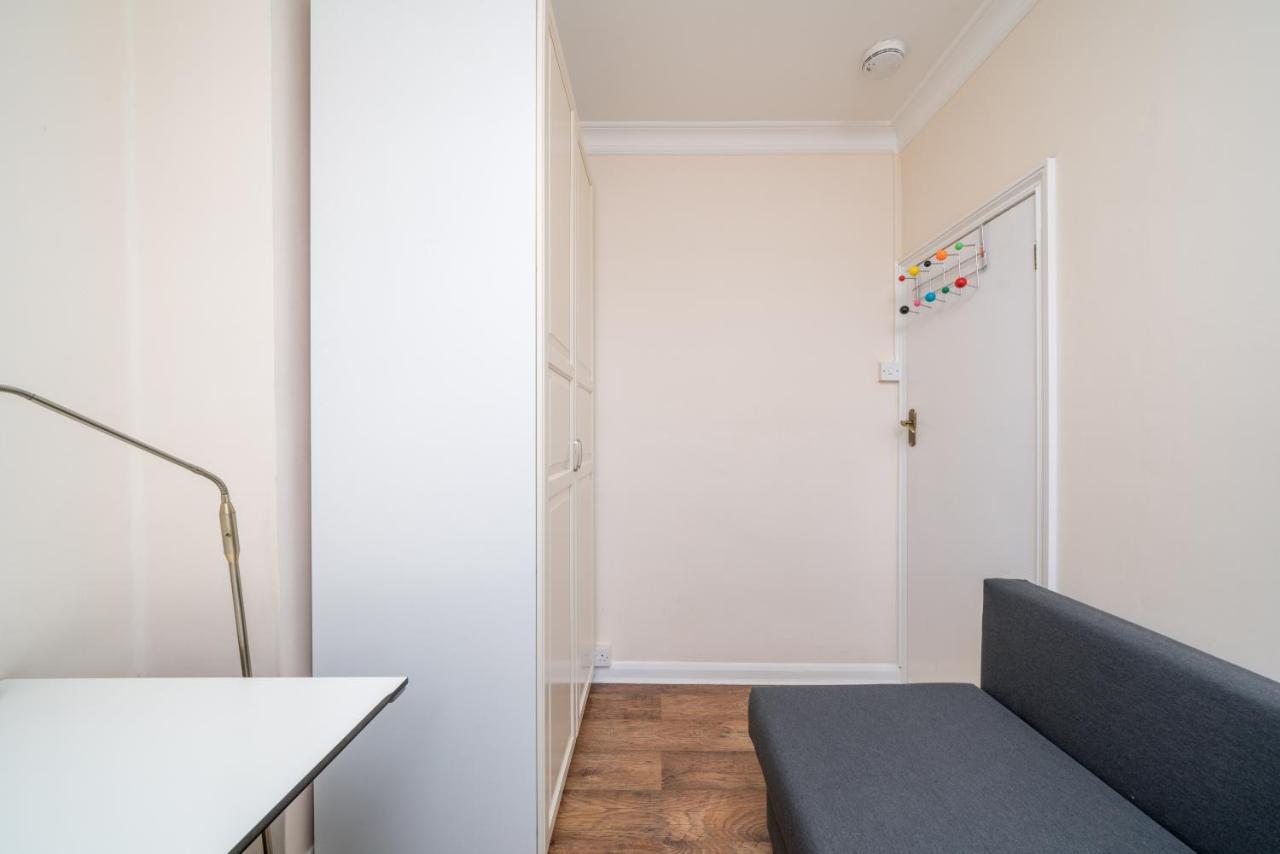 Elegant 3 Bedroom Retreat Minutes From Canary Wharf London