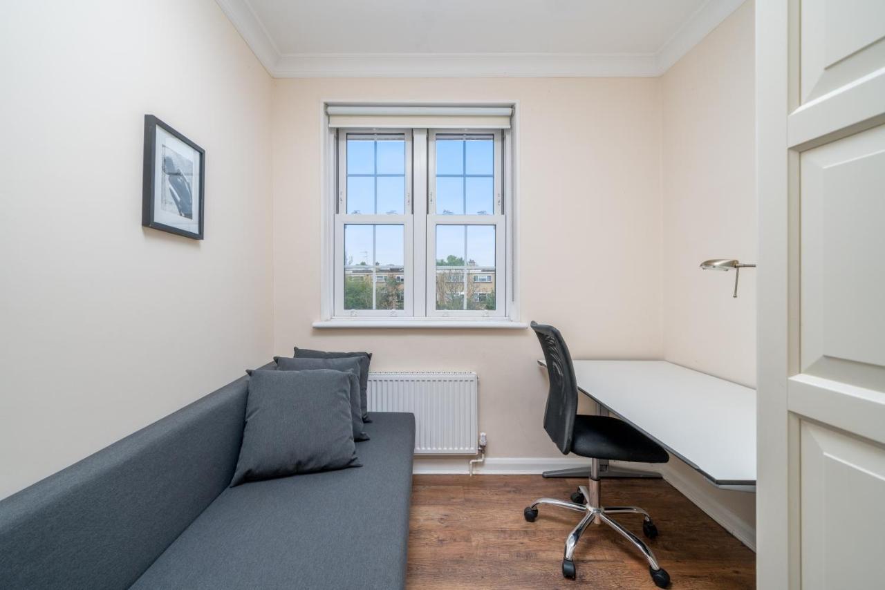Elegant 3 Bedroom Retreat Minutes From Canary Wharf London