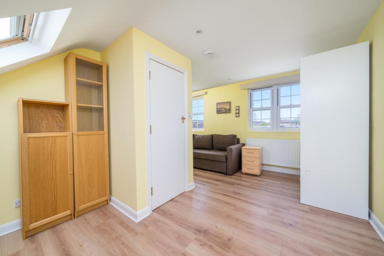 Elegant 3 Bedroom Retreat Minutes From Canary Wharf London