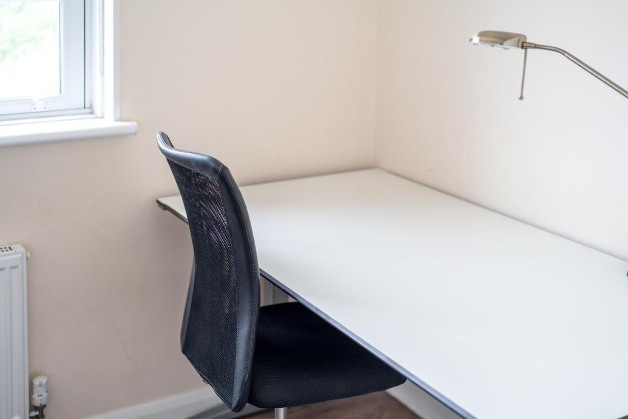 Elegant 3 Bedroom Retreat Minutes From Canary Wharf Holiday home *