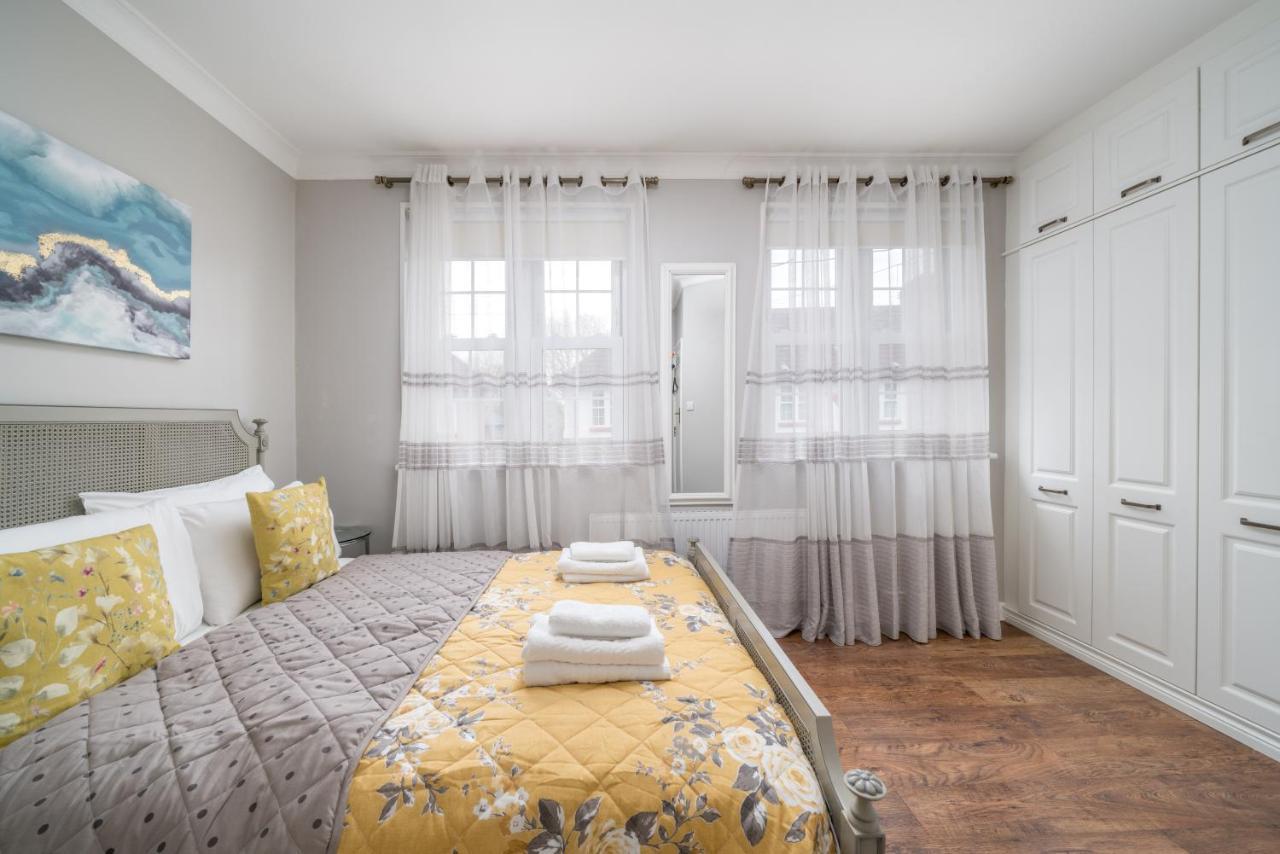 Elegant 3 Bedroom Retreat Minutes From Canary Wharf *