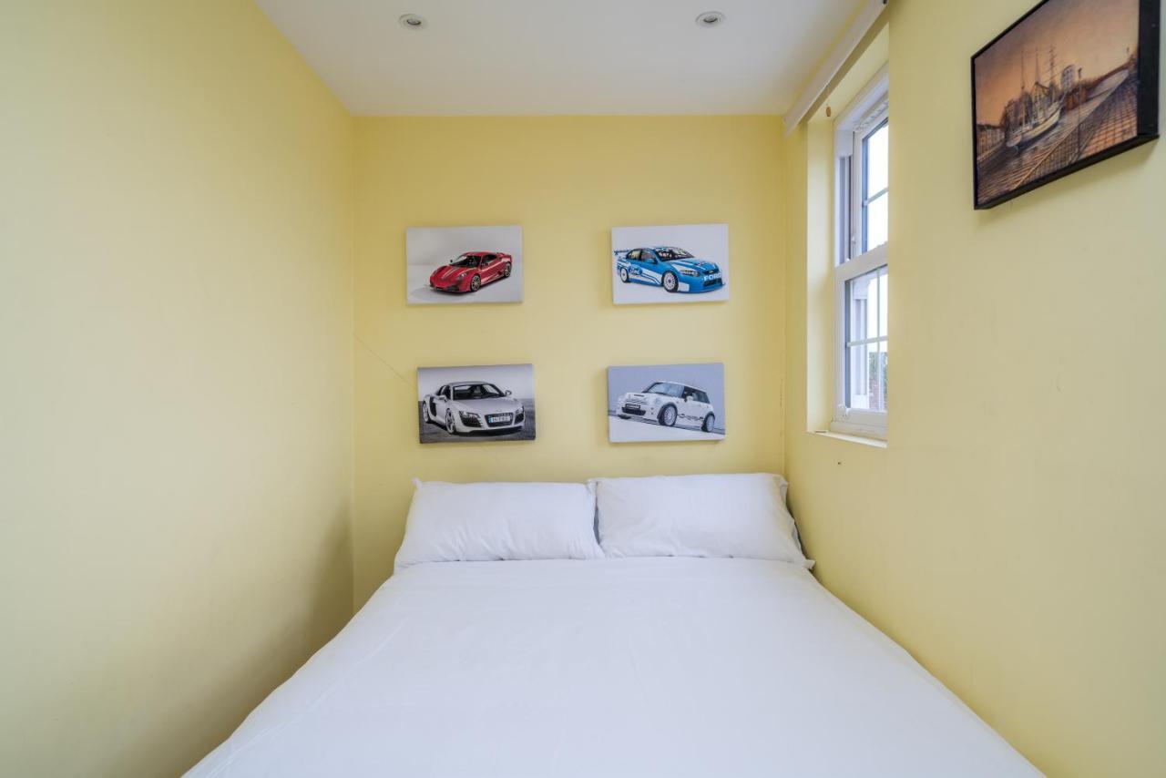 Elegant 3 Bedroom Retreat Minutes From Canary Wharf * London