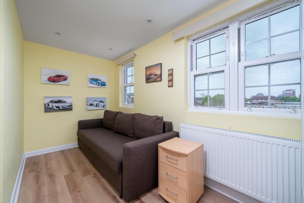 Holiday home Elegant 3 Bedroom Retreat Minutes From Canary Wharf *