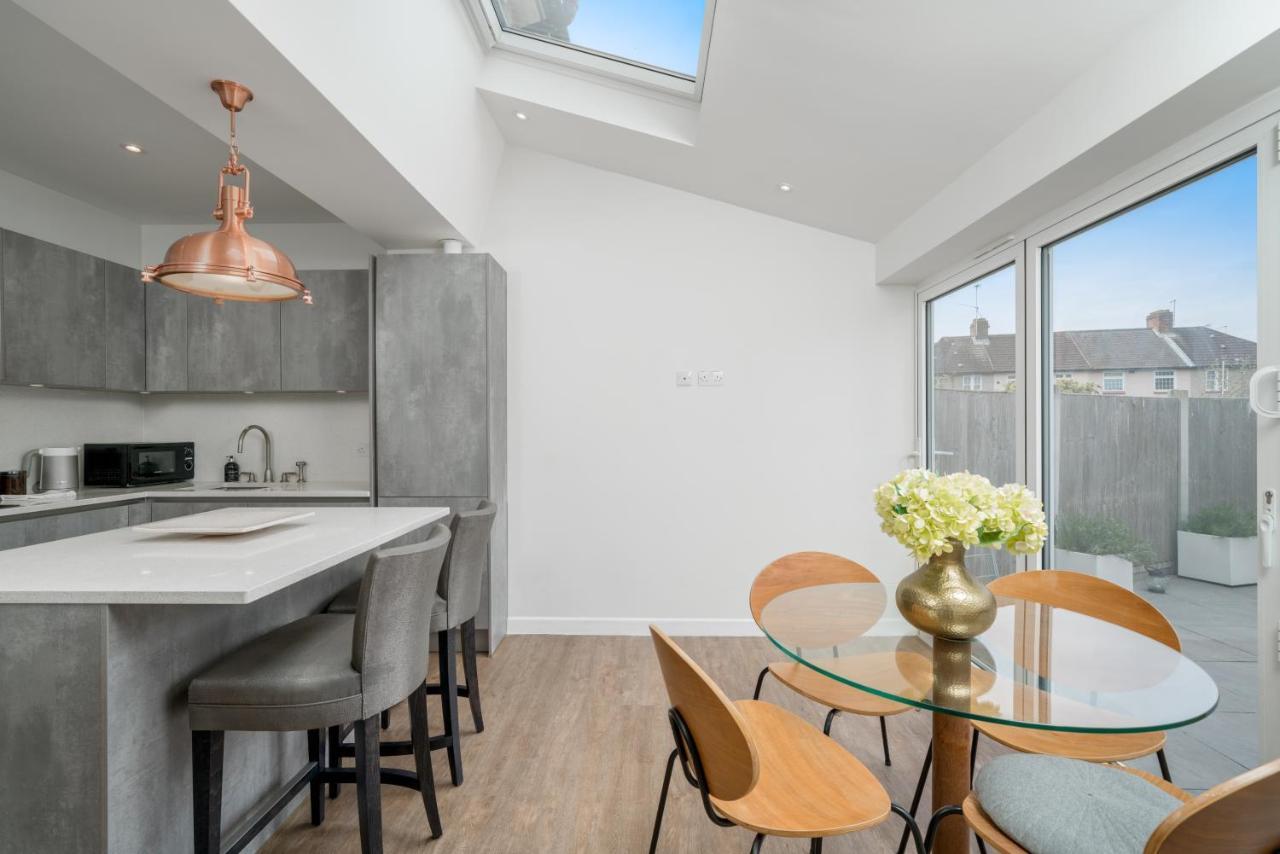 Elegant 3 Bedroom Retreat Minutes From Canary Wharf Holiday home
