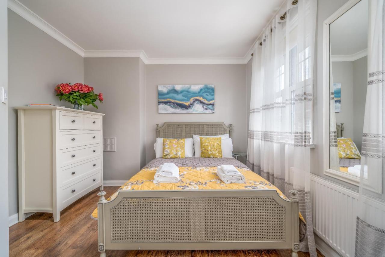 Elegant 3 Bedroom Retreat Minutes From Canary Wharf London