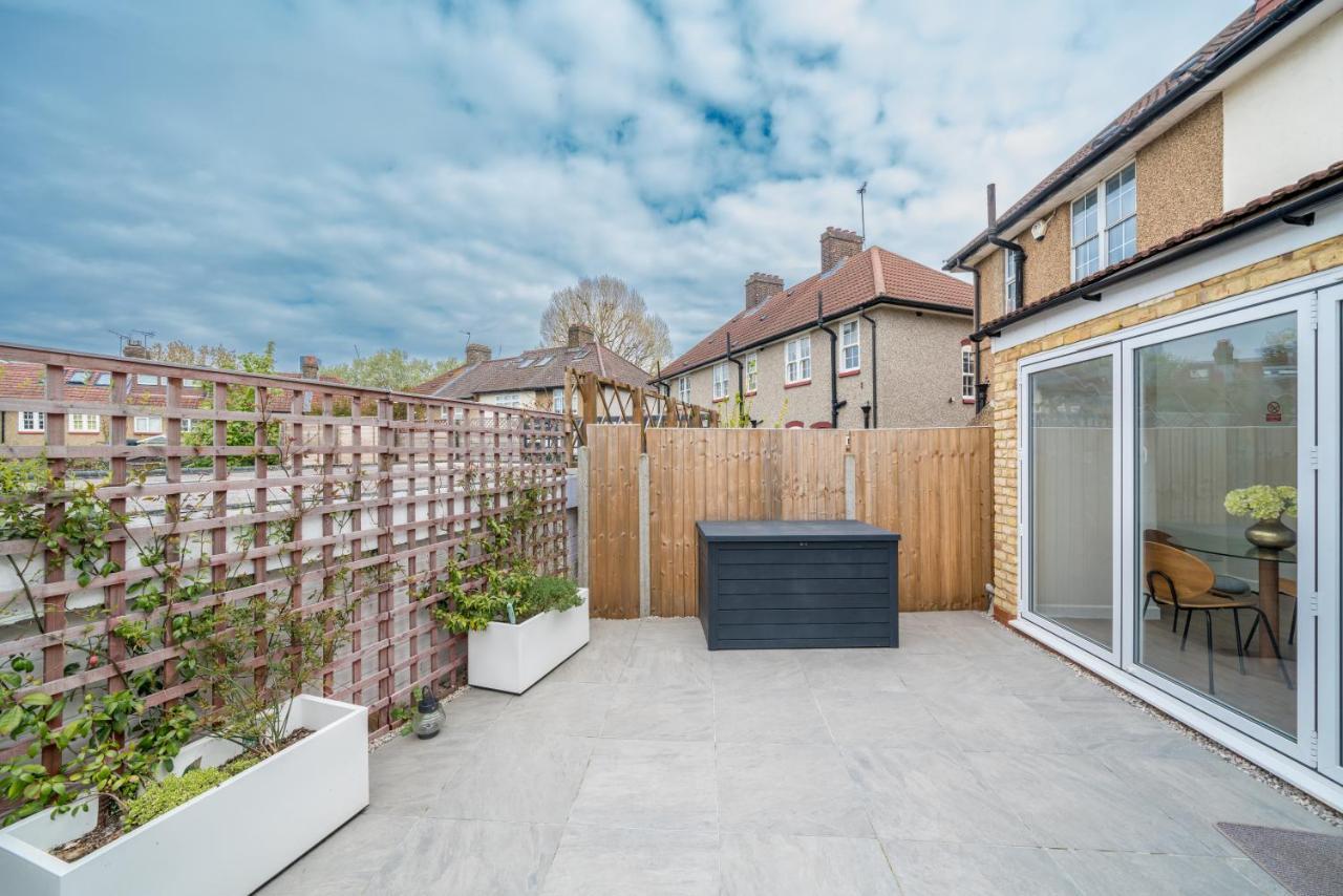Elegant 3 Bedroom Retreat Minutes From Canary Wharf *