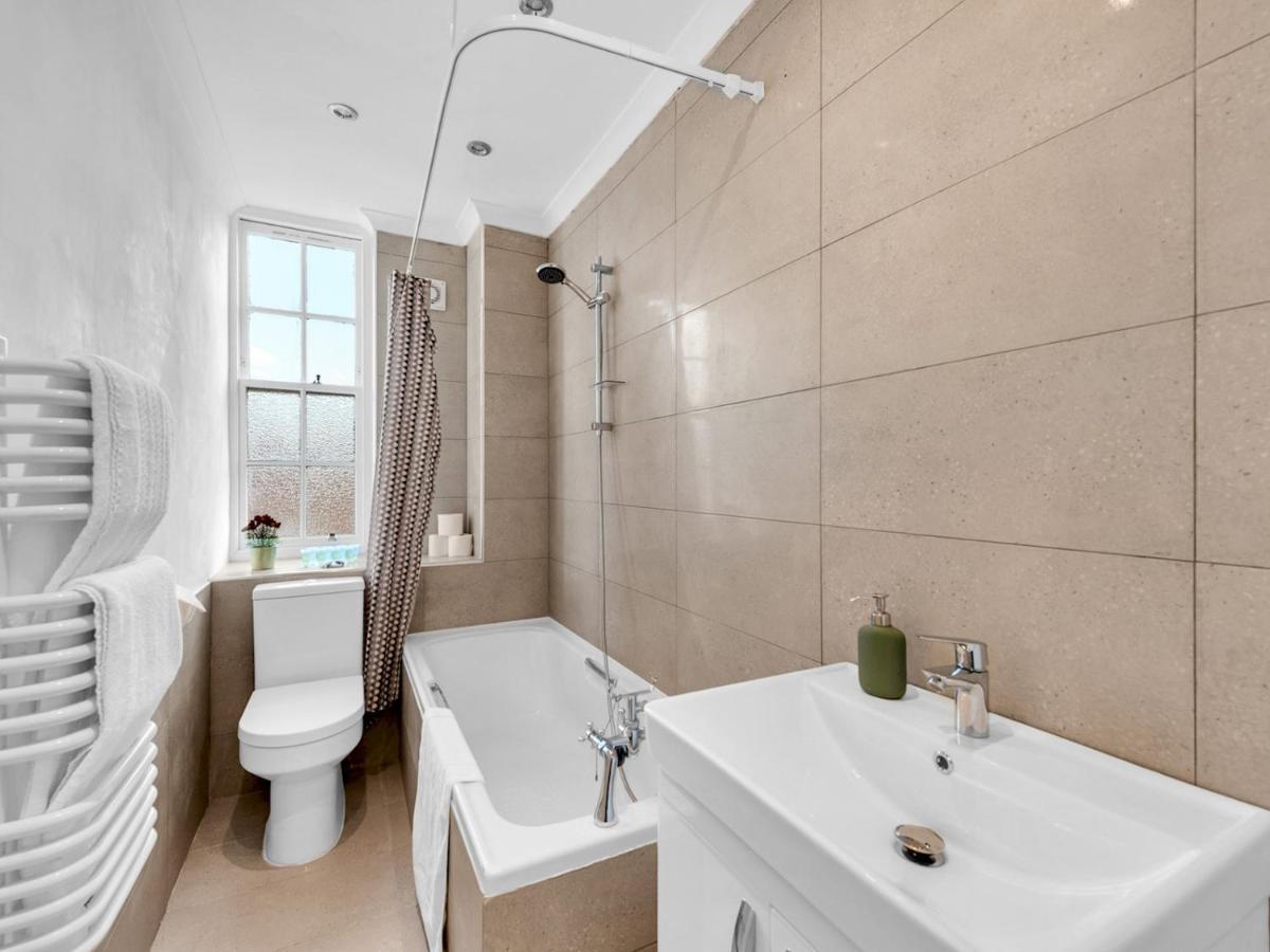 Pass The Keys - Spacious Modern 2br Flat For 6, 3min Walk To Hammersmith Station Apartment