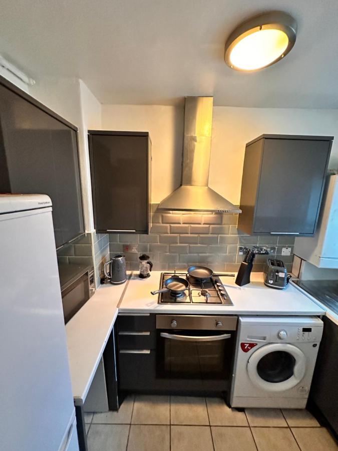 Perfect Family Next To Bridge * London