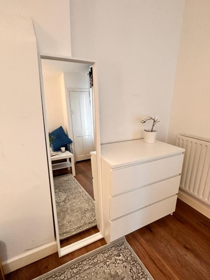Perfect Family Next To Bridge * London