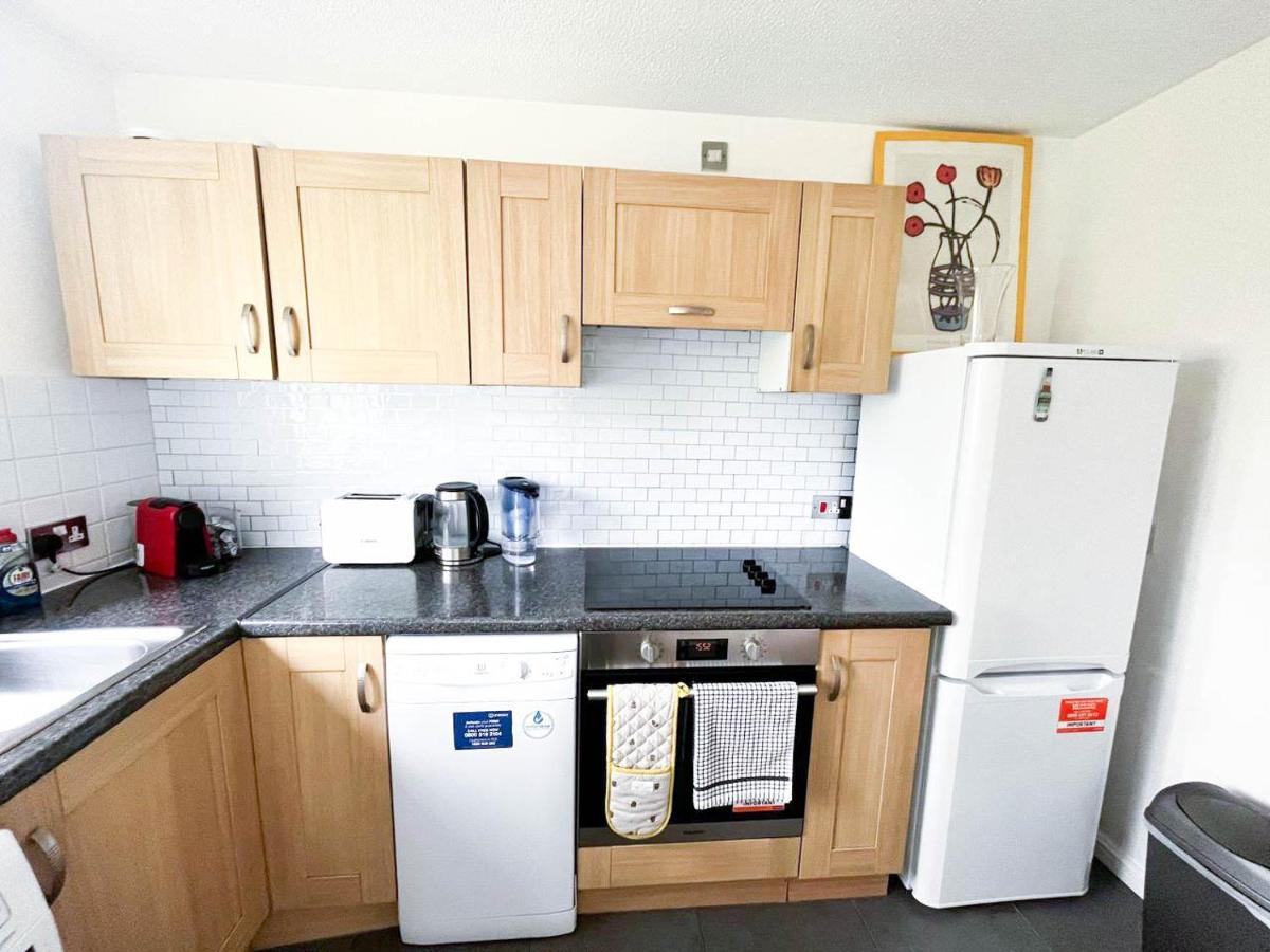 Comfort: 2-bedroom Flat With Parking And Transport Links *