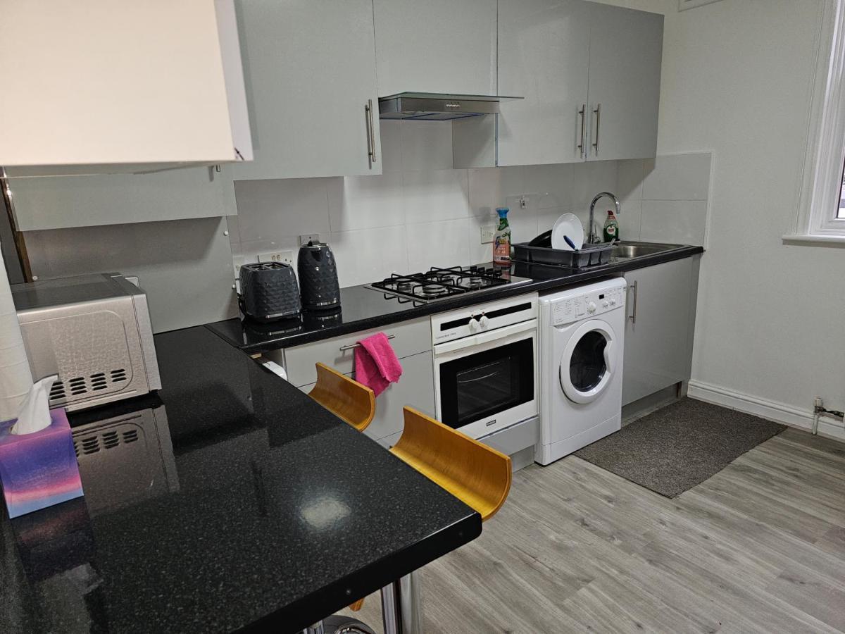 Homestay Apartment, Line