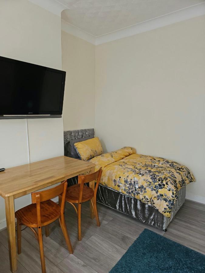 Homestay Apartment, Line *