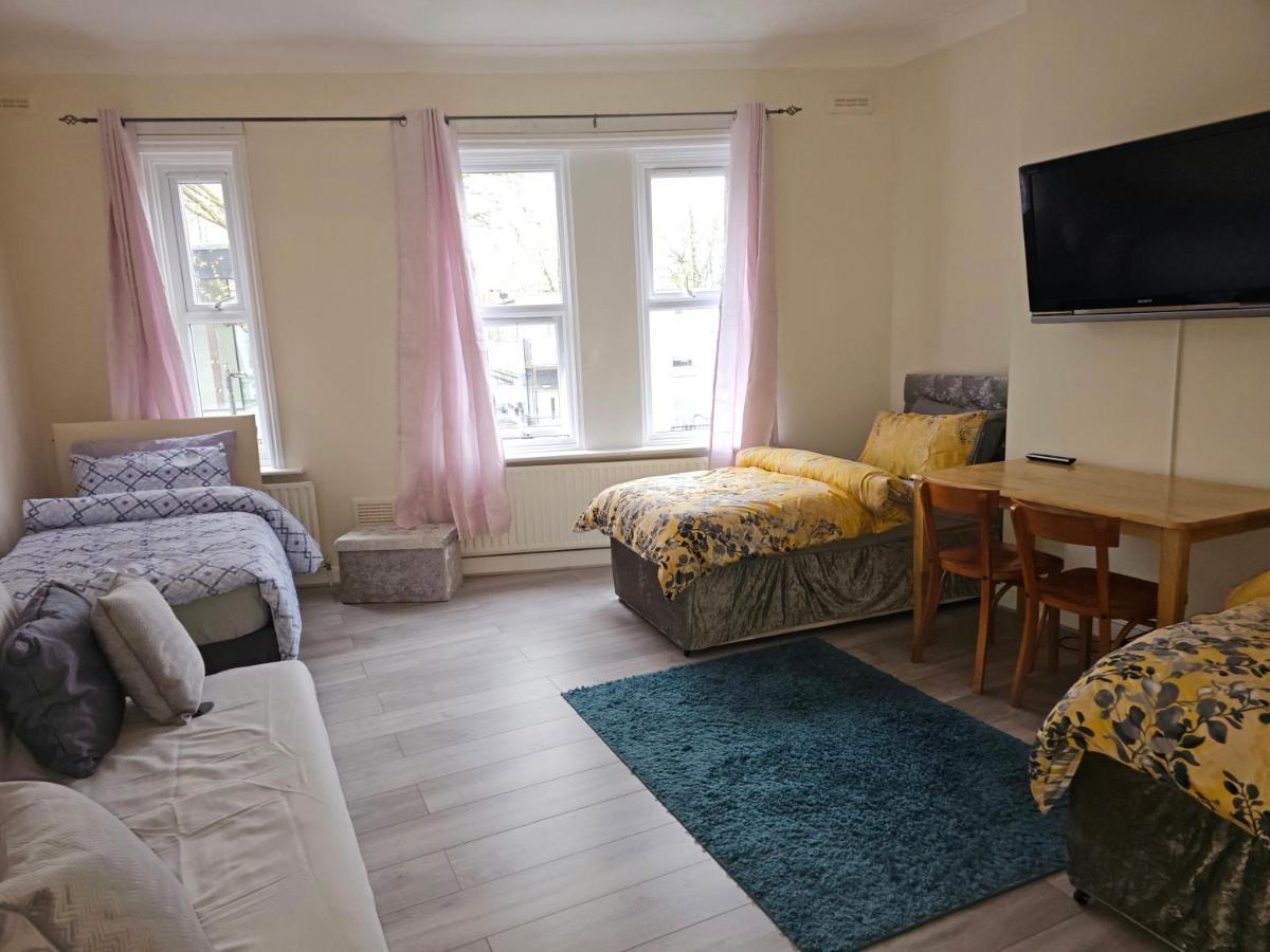 Homestay Apartment, Line