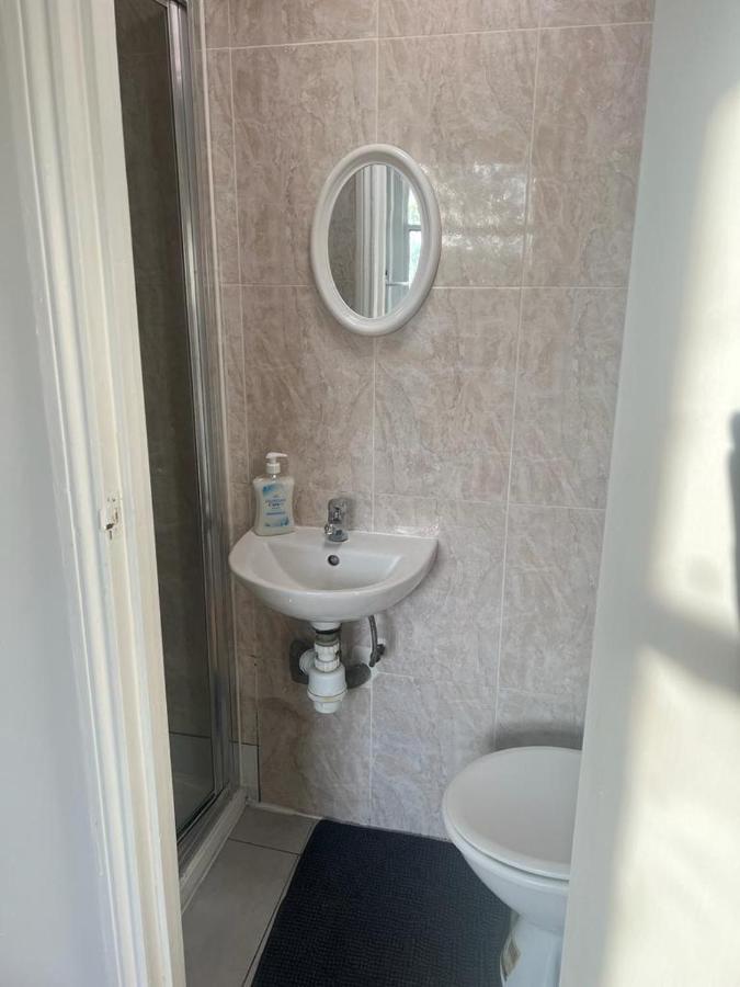 Lovely First Floor Flat-2 Apartment London