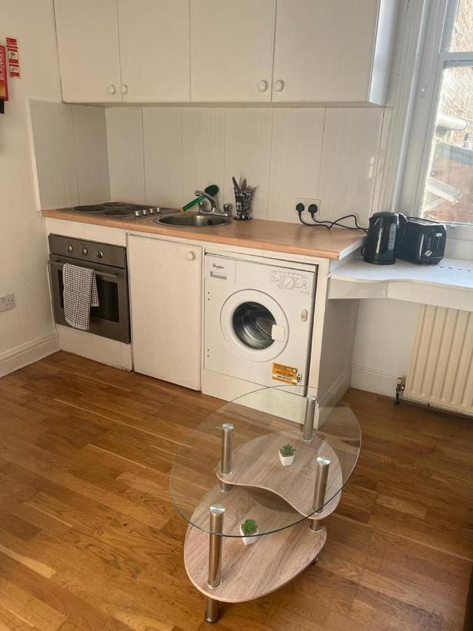Lovely First Floor Flat-2 Apartment *
