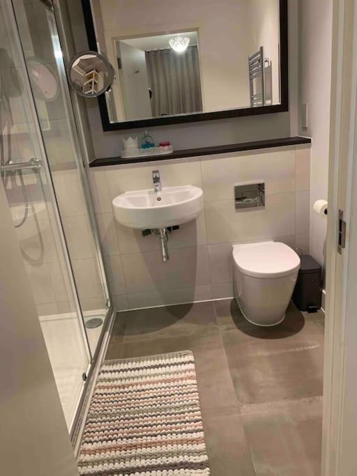Apartamento Lovely En-suite Flat With Balcony And Parking.