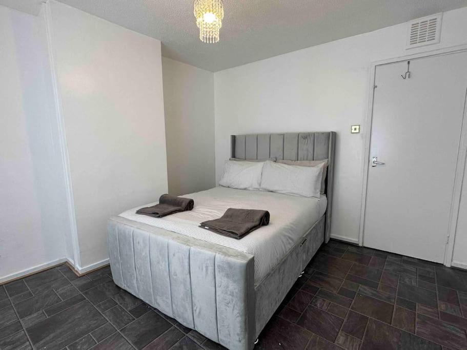Holiday home New! 4 Bedroom House With Garden And Lawn