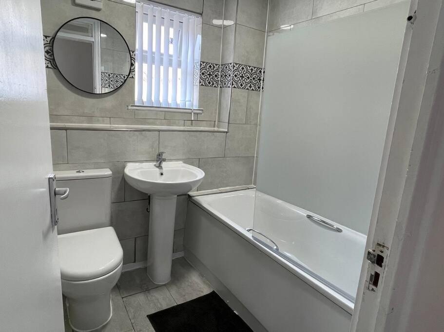 New! 4 Bedroom House With Garden And Lawn Holiday home London