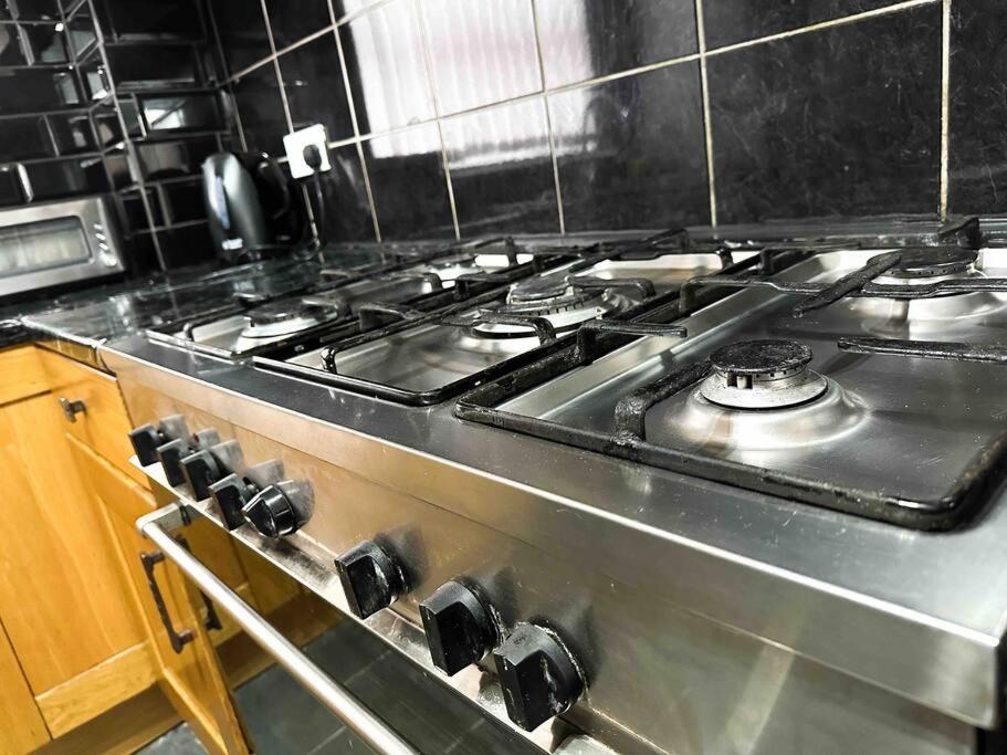 New! 4 Bedroom House With Garden And Lawn Holiday home *