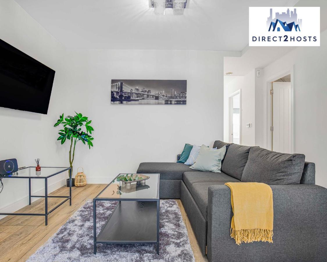Stylish West Oasis: Two-bedroom With Workspace Apartment London