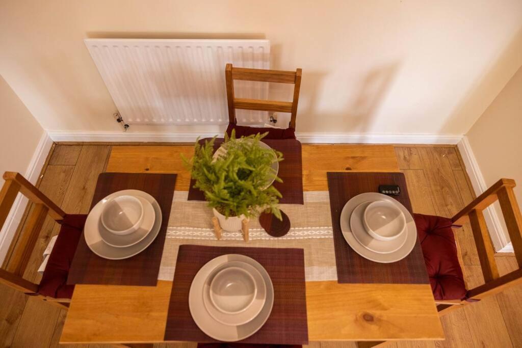 3 Bedrooms House-sofabed-parking-bbqstove-garden Apartment London