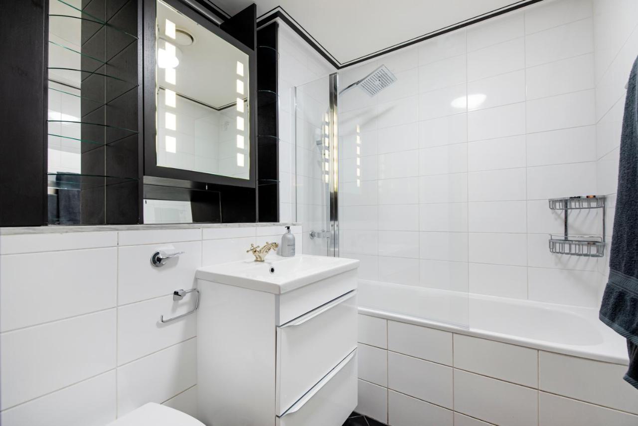 Large And 2 Bed Apartment *