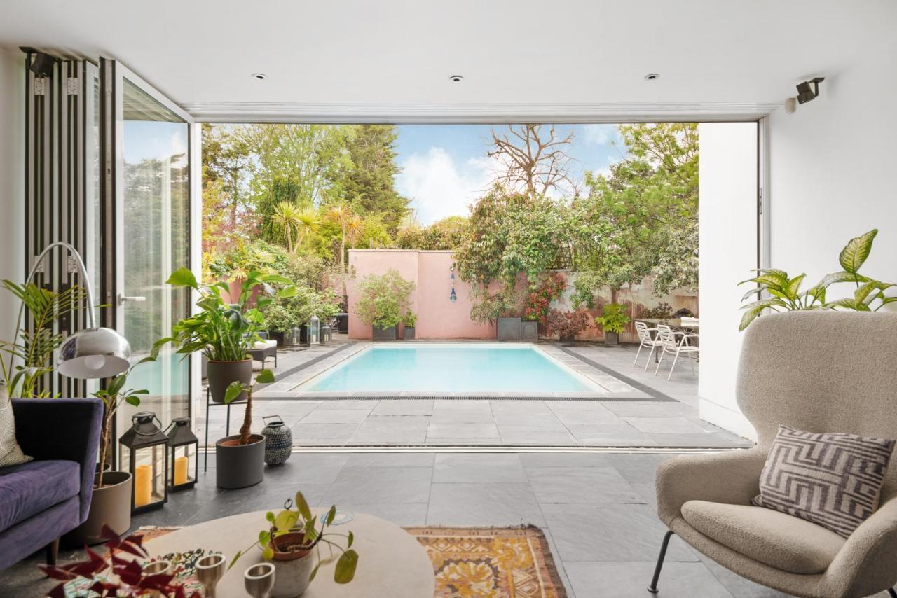 Privatunterkunft Studio For 3 With A Private Balcony In A Cubic House With Outside Pool London