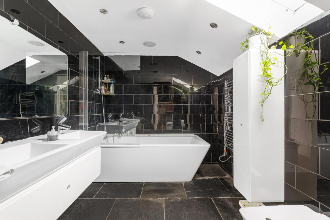 Studio For 3 With A Private Balcony In A Cubic House With Outside Pool Privatunterkunft London