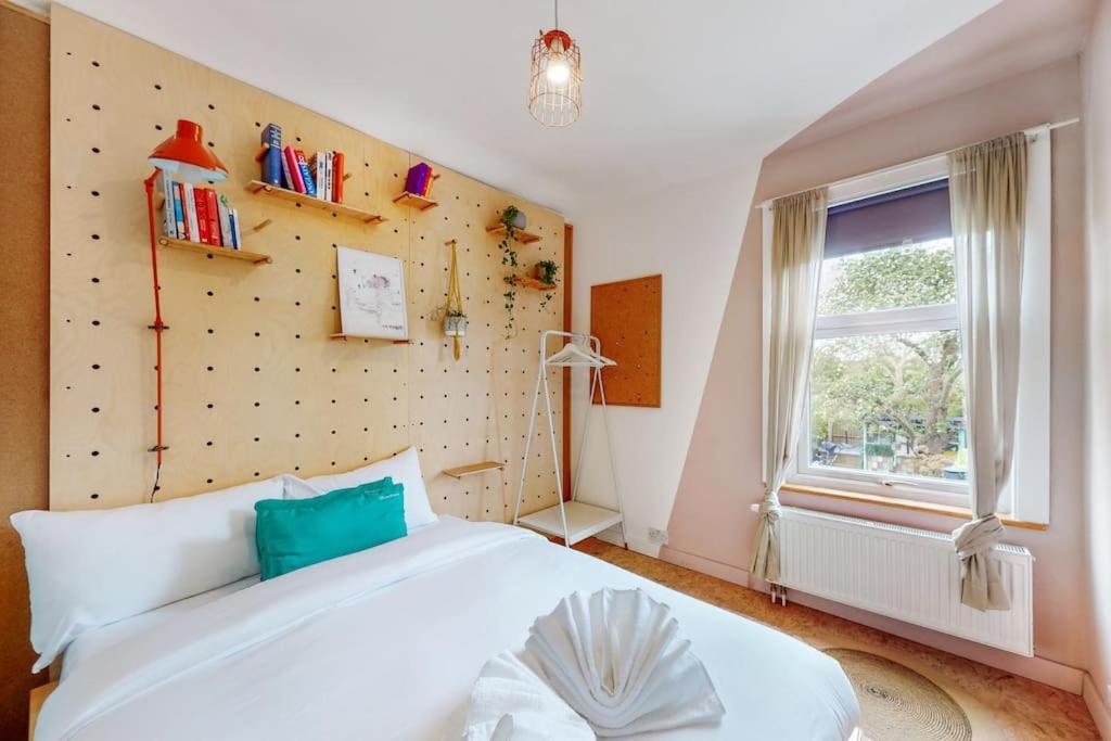 Enchanting 3 Bedroom House With Garden In Leyton Casa de férias Londres