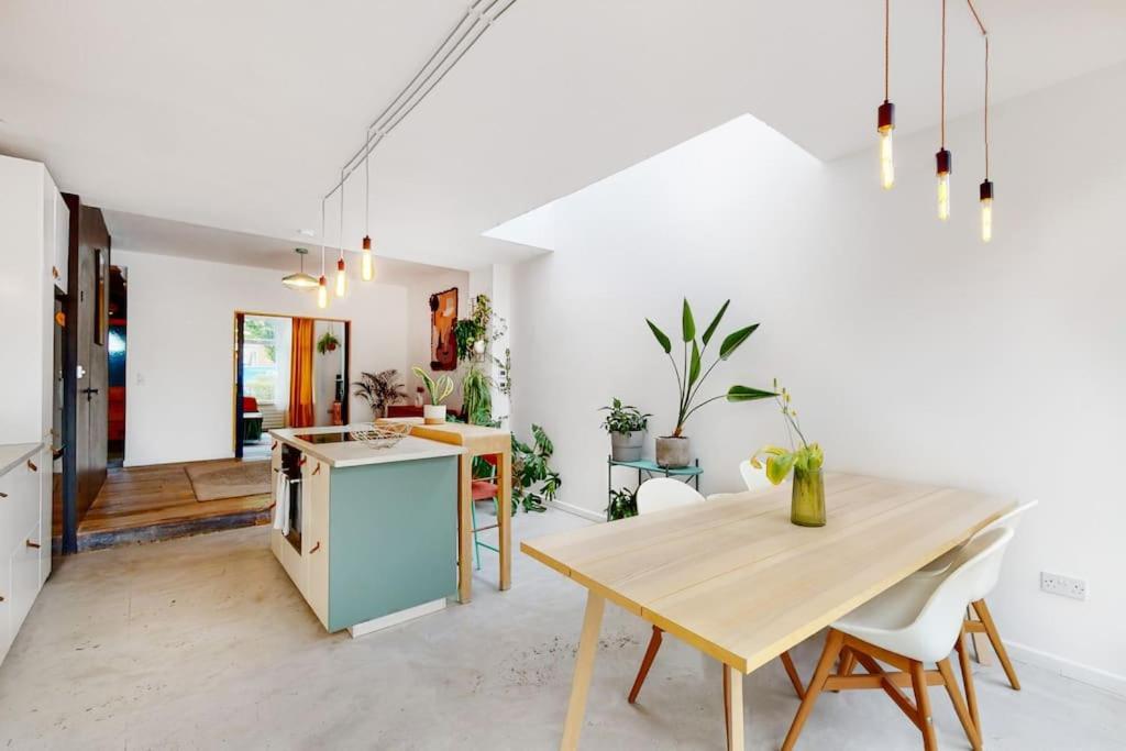Enchanting 3 Bedroom House With Garden In Leyton