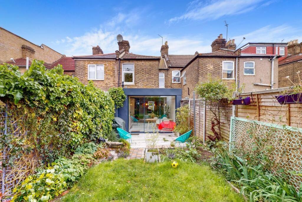 Casa de férias Enchanting 3 Bedroom House With Garden In Leyton