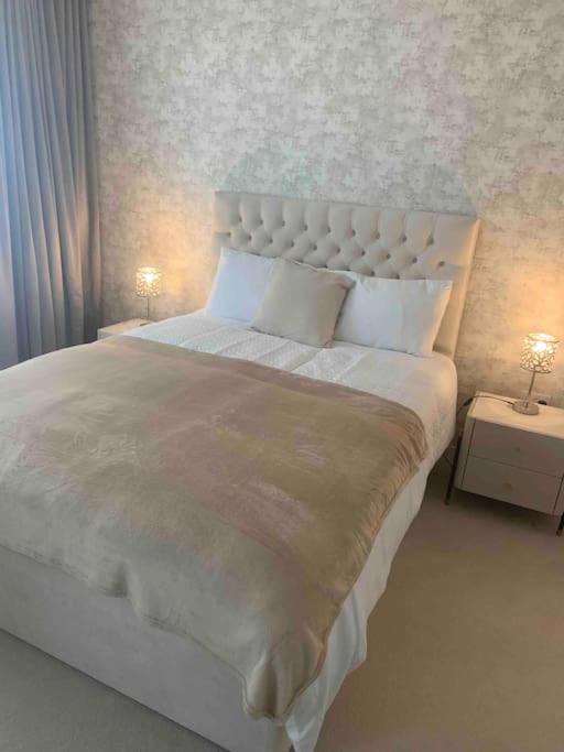 Lovely En-suite Flat With Balcony And Parking. Apartamento Londres