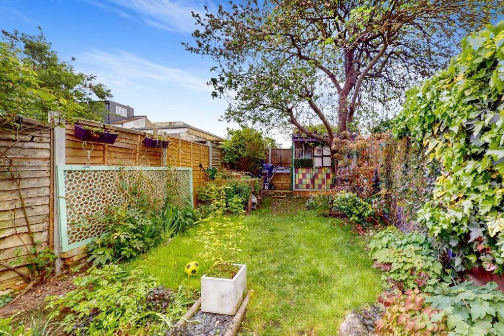 Enchanting 3 Bedroom House With Garden In Leyton Casa de férias *