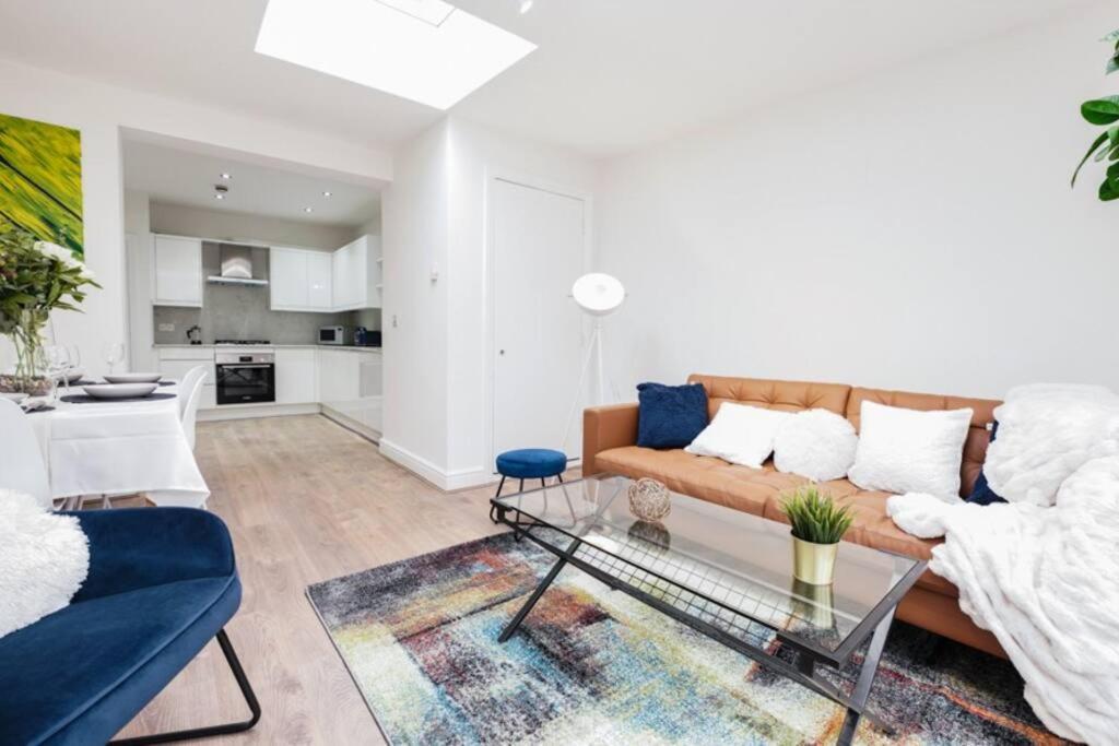 Newly Renovated Modern 4 Bed 3 Bath Apartamento