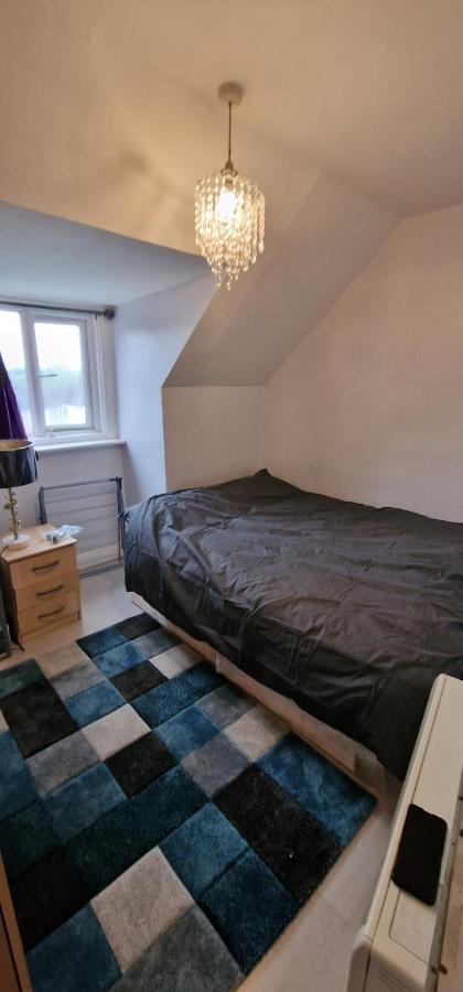 Cosy 2 Bedroom Flat - Sleeps 6 People - Close To Lewisham Dlr/train Station Apartment London