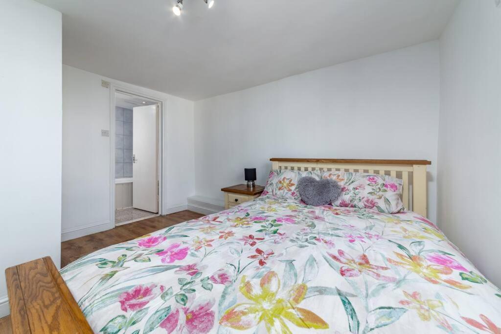 Apartment Lovely One Bedroom Flat On Edgware Road #03 *